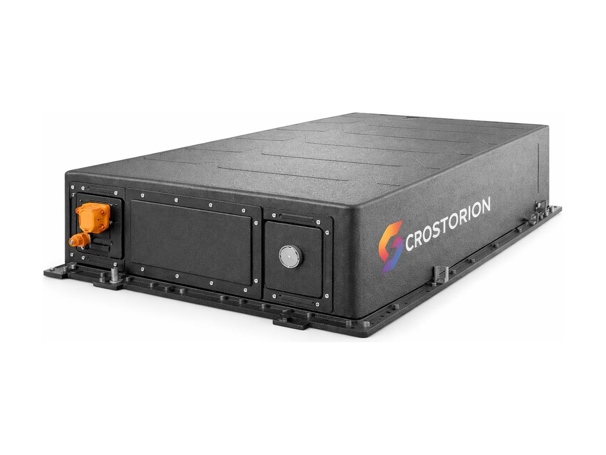 Un pack de baterías CROSTORION refrigerado por líquido con su conector de alta corriente