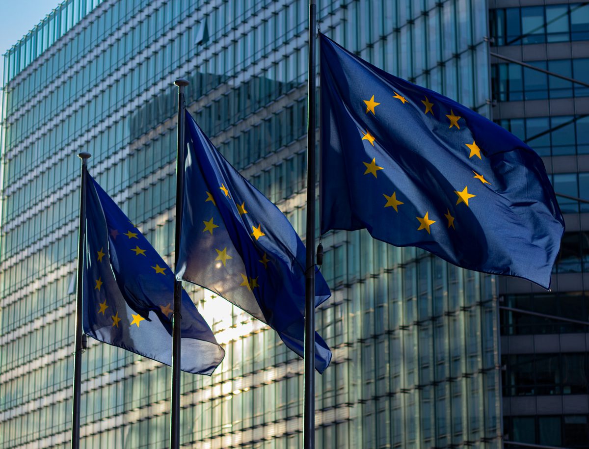 Zastave Europske unije ispred zgrade Europske komisije
