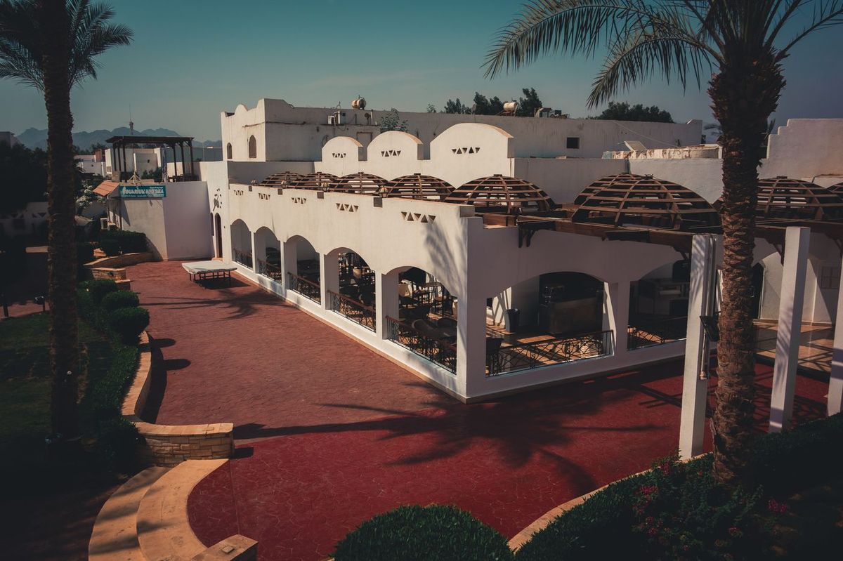 Un hotel resort iluminado en la luz del atardecer