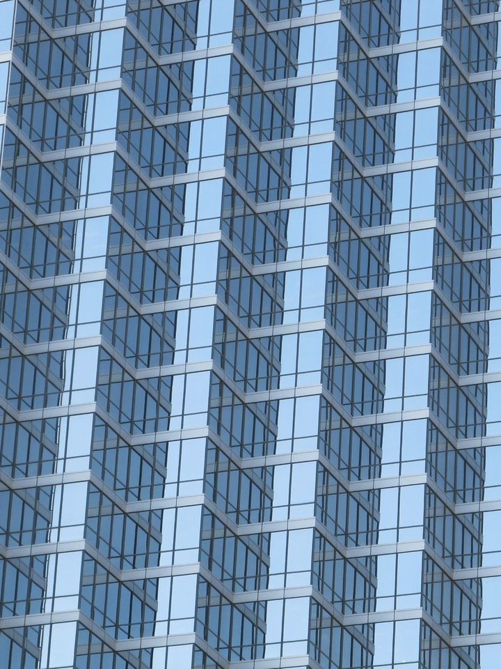 Un edificio de oficinas moderno acristalado