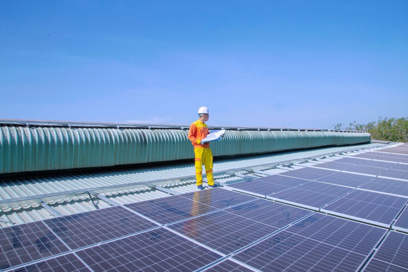 Tehničar provjerava solarne panele na krovu