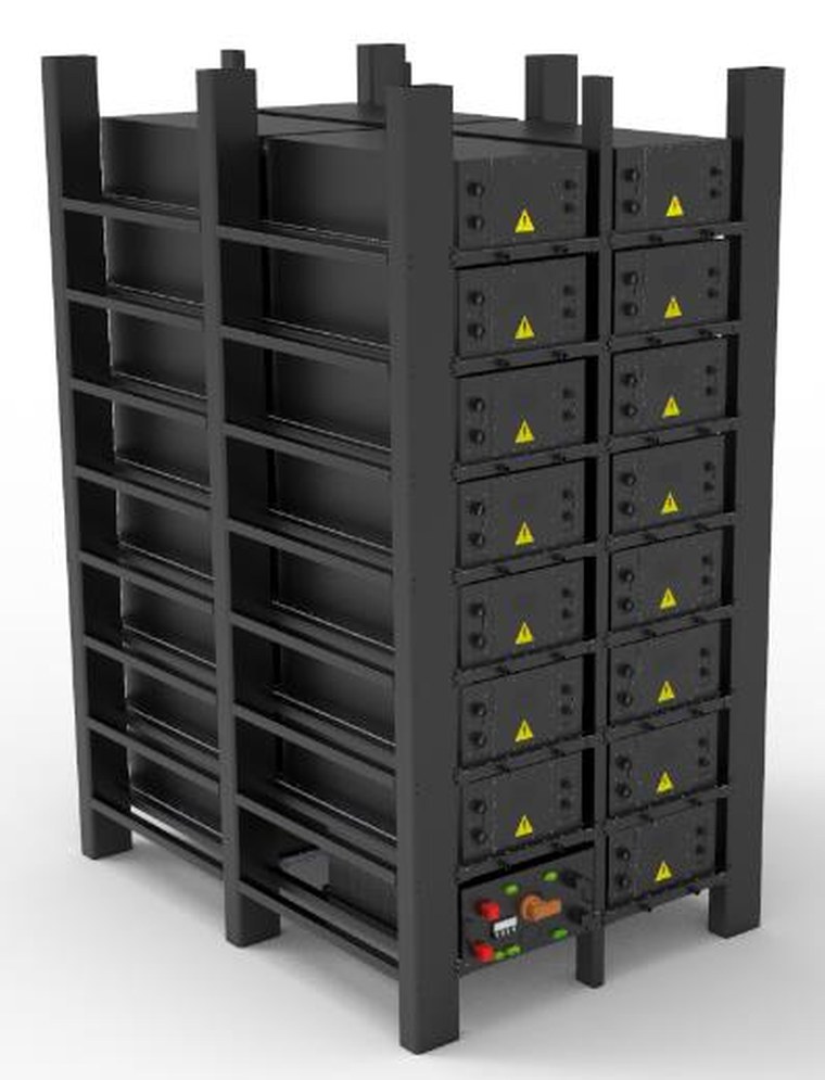 Ein Batteriestring: fünfzehn Packs in einem schwarzen Stahlrack