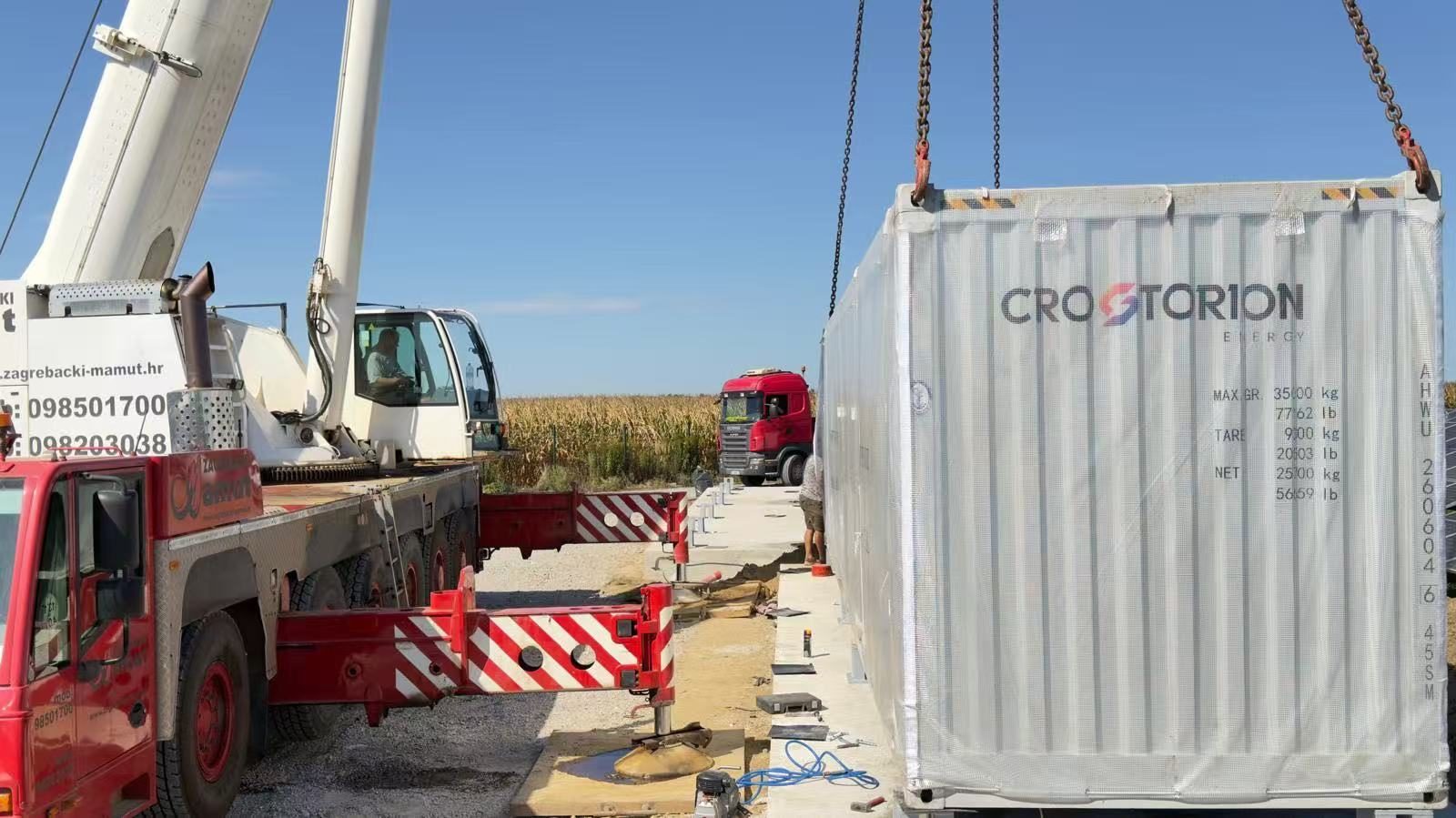 Autódaru emeli le a becsomagolt CROSTORION akkumulátorkonténert a trélerről Bulinacban