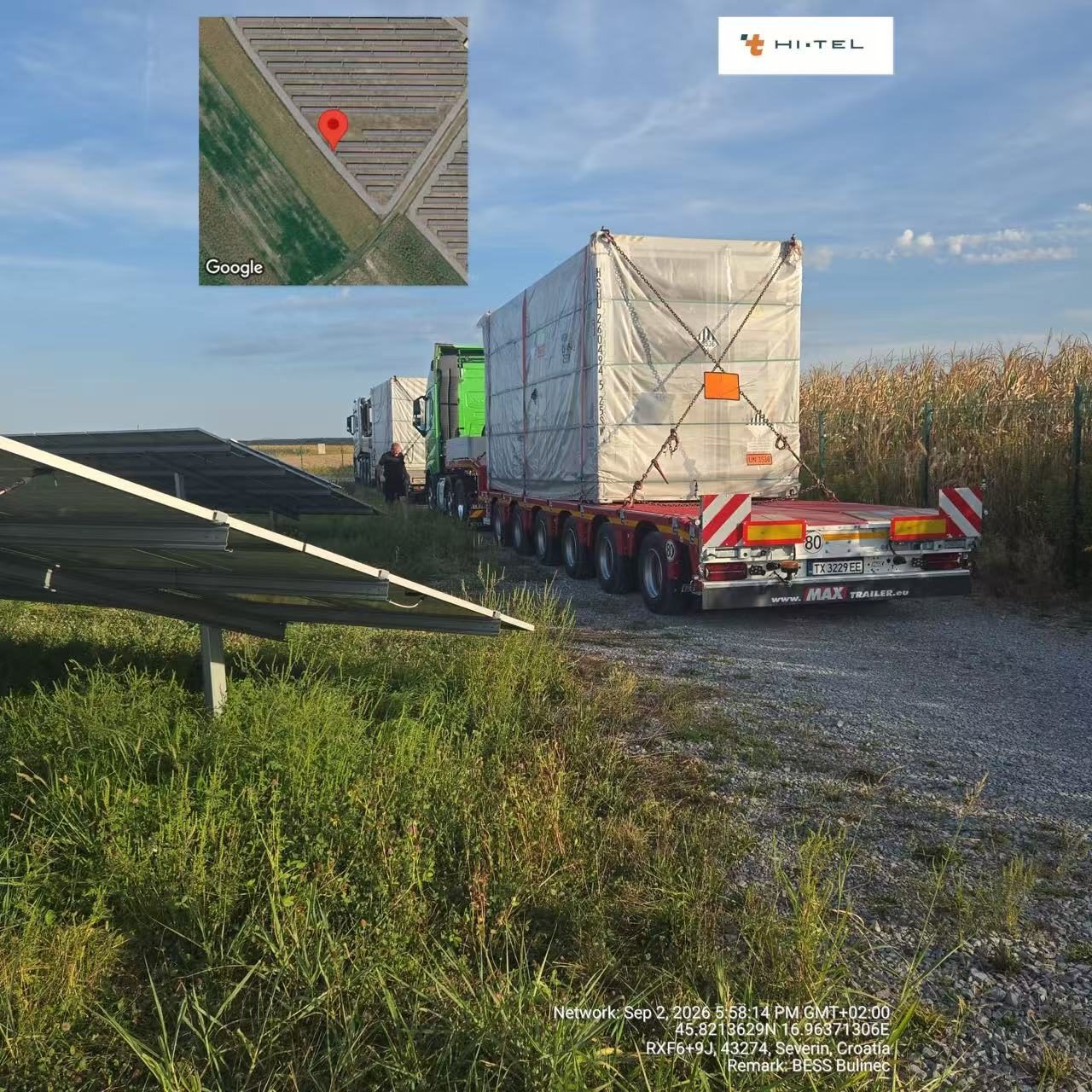 Autódaru engedi a becsomagolt CROSTORION akkumulátorkonténert a betonalapra a bulinaci naperőmű mellett