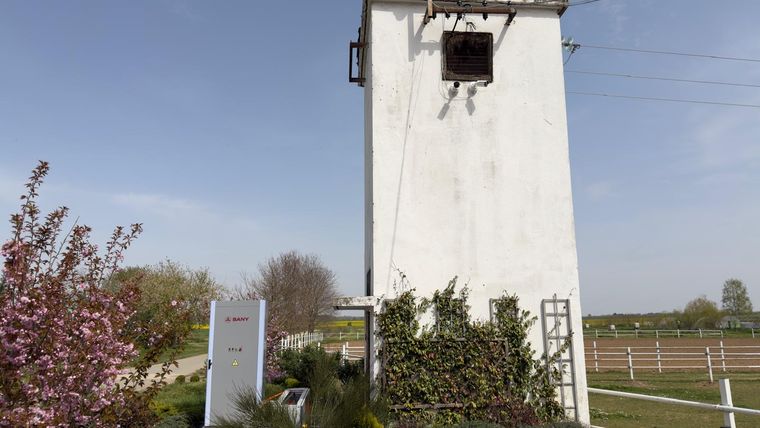 Un armario CROSTORION instalado a la intemperie en Višnjica