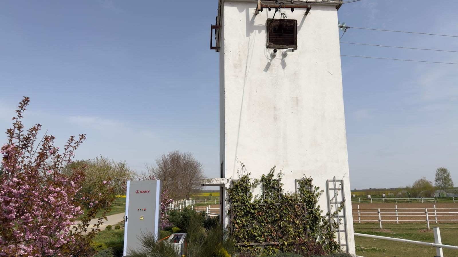 Ein CROSTORION-Speicherschrank im Freien in Višnjica neben einem alten Ziegelturm