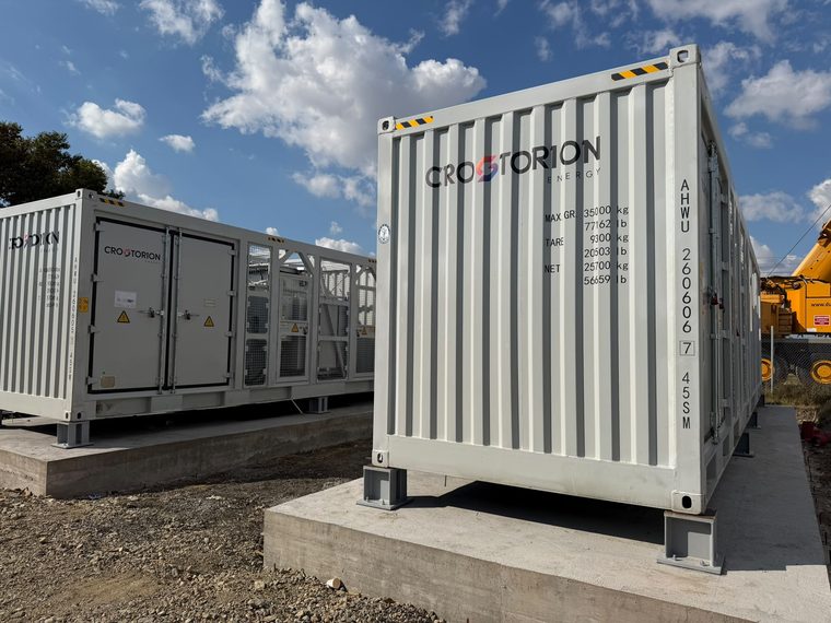 Two CROSTORION battery containers on cast plinths at the Vođinci solar plant