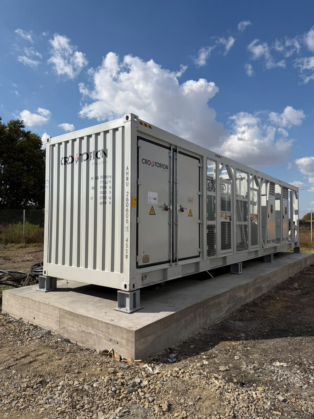 Die Längsseite eines CROSTORION-Containers in Vođinci — Türen, Kühlregister und der Abschnitt der Leistungswandlung
