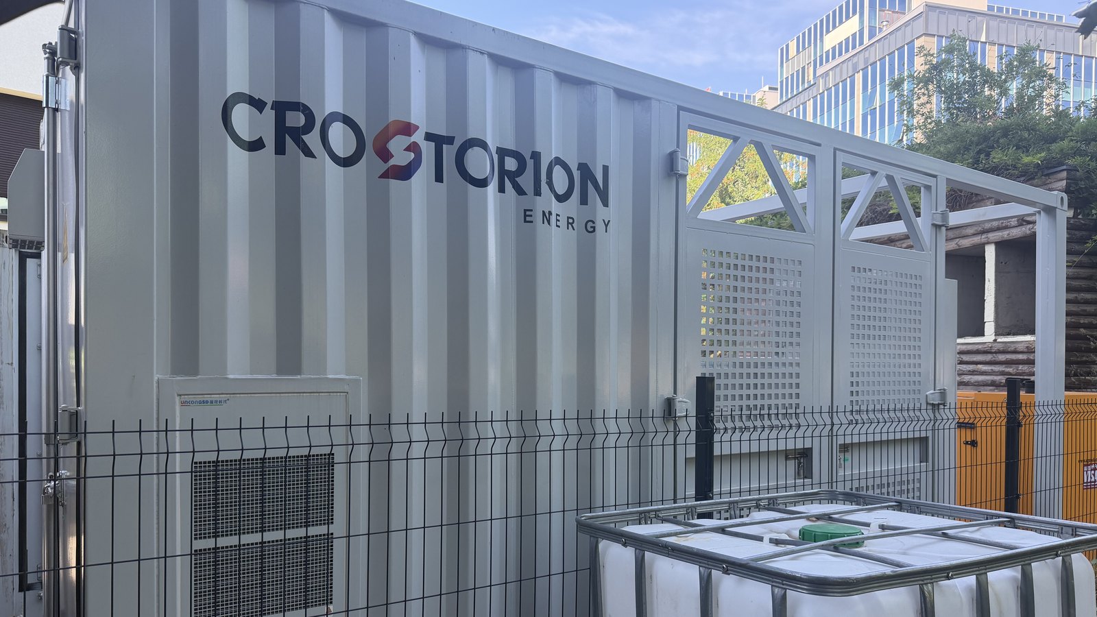 Baterijski kontejner Storion ESS 2750 s oznakom CROSTORION na svojoj lokaciji u Zagrebu iza žičane ograde