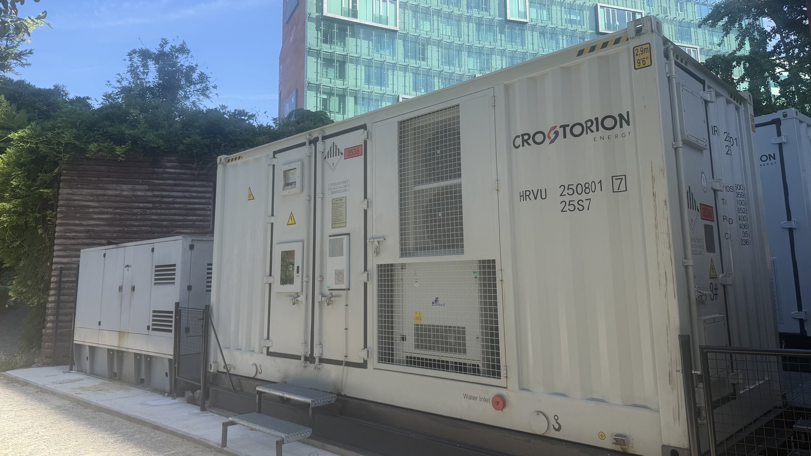 Kontejner Storion ESS 2750 postavljen u Zagrebu, servisna vrata i rashladni blok okrenuti prema prolazu, pomoćni ormari s lijeve strane